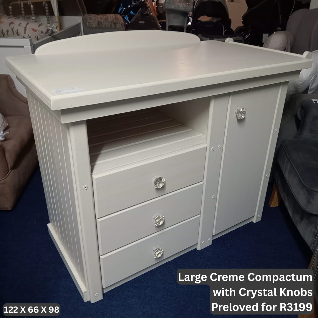 Large Creme Compactum with Crystal Knobs