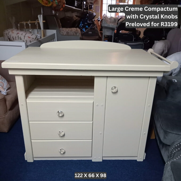 Large Creme Compactum with Crystal Knobs
